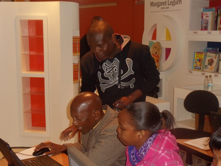Facilitator Samuel Mtsweni assisting a participant in the End User Computing workshop