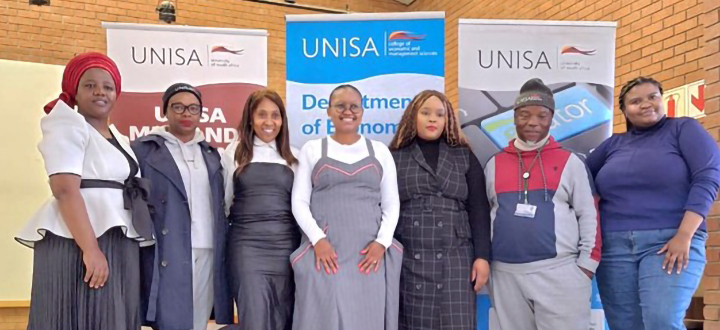 Lesedi%20La%20Tsela%20project%20members,%20together%20with%20Unisa%E2%80%99s%20Kroonstad%20Regional%20Centre%20staff,%20and%20dignitaries