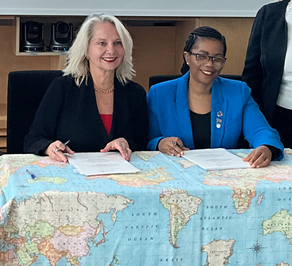 Signing%20the%20MoU%20on%20behalf%20of%20their%20respective%20institutions%20are%20(from%20left)%20FernUni%20Rector,%20Prof%20Dr%20Ada%20Pellert,%20and%20Unisa%20Principal%20and%20Vice-Chancellor,%20Prof%20Puleng%20LenkaBula