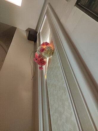 A restaurant used flowers to enhance the beauty of the place