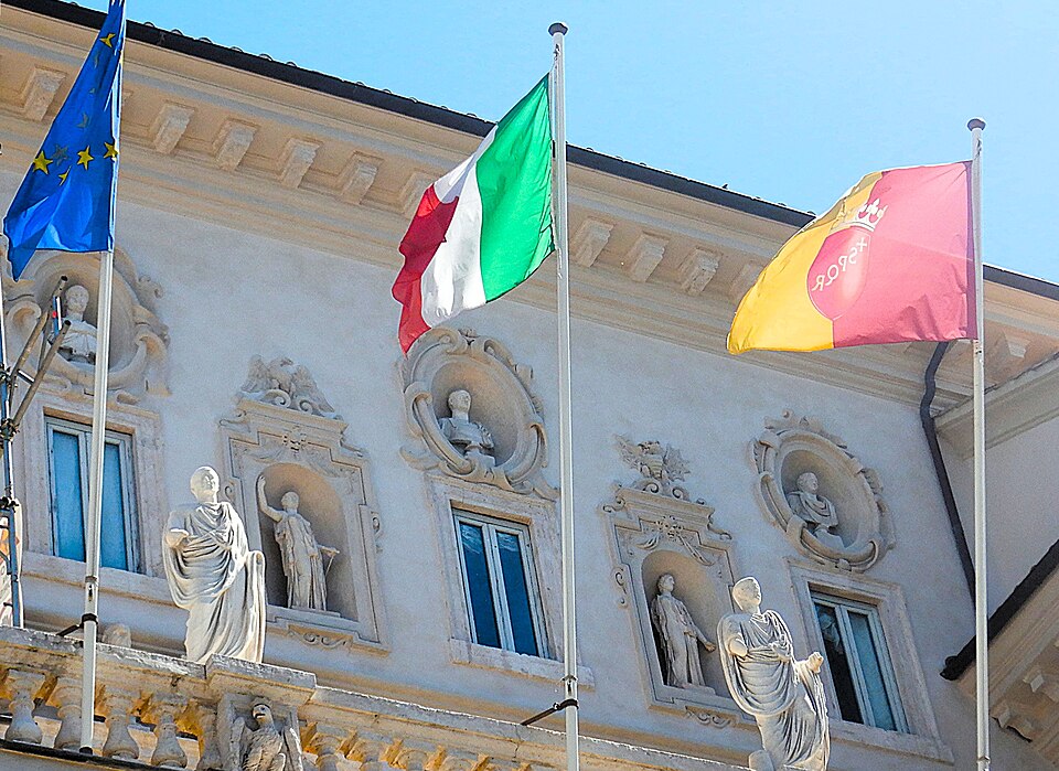 Facciata della Villa Borghese Pinciana con le bandiere dell'Europa, italiana e di Roma