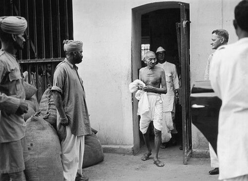 Mahatma Gandhi leaves the Presidency Jail in Calcutta after interviewing political prisoners