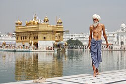 First place: Sikh pilgrim at the Harmandir Sahib (Golden Temple) in Amritsar, India. (POTD) – Credit: Wikimedian Paulrudd. (GFDL, CC-BY-SA-3.0,2.5,2.0,1.0)