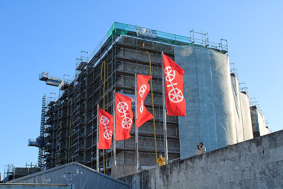 Four Mainz city flags in front of the town hall construction site
