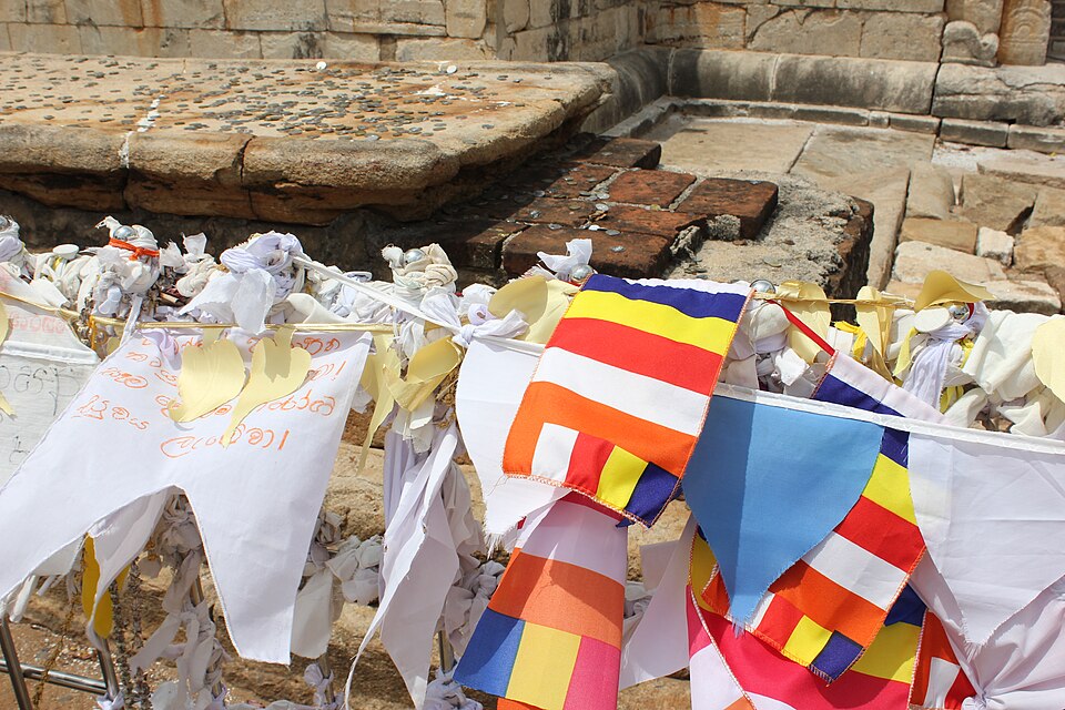 Flags and pennants at the Ruvanvelisaya Stupa