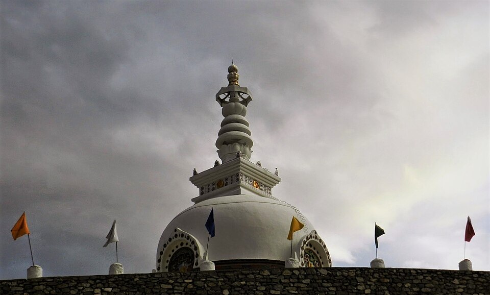 1 Flags of each basic color at Shanti stupa, Leh