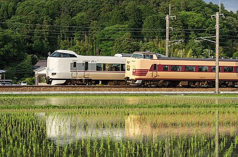 A JR West 287 series passes an ex-Japanese National Railways 381 series Fukuchiyama Line