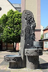 Urmitz, St. Georg - Brunnen von P. Milles auf dem Kirchplatz (2021-06-01 Sp).JPG