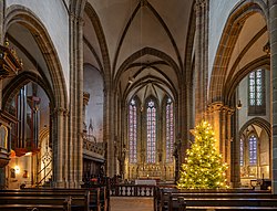 Bad Wimpfen - Stiftskirche St. Peter - Innenansicht mit Weihnachtsbaum.jpg