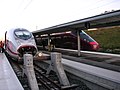 À gauche la rame de train à grande vitesse allemande ICE type DB 407 ou Velaro D, à droite la rame de train à grande vitesse AGV d'Alstom, en livrée rouge NTV .Italo, stationnées en gare de Besançon Franche-Comté TGV