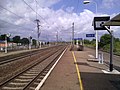 Vue depuis le quai en direction de Strasbourg, à la gare ferroviaire SNCF de Bollwiller, sur la ligne Strasbourg-Ville - Saint-Louis (Bâle)