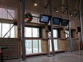 Horloge et écrans d'information dans la gare de Belfort - Montbéliard TGV
