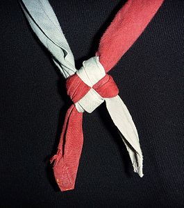 Noeud carré sur un foulard scout. Ce noeud est un symbole su scoutisme, en France ainsi qu'en Suisse. (Petites retouches pour enlever des poussières).