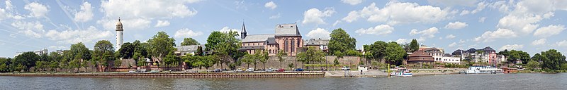 File:Frankfurt Am Main-Panorama des Hoechster Mainufers zwischen Bolongaropalast und Ochsenturm von Sueden-20100524.jpg