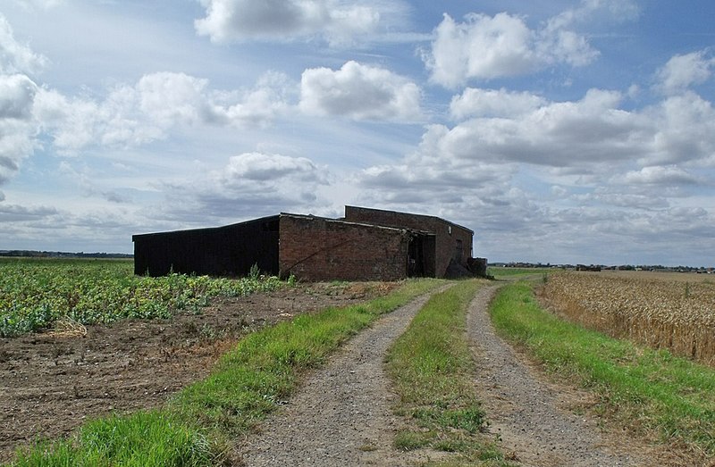 File:Farm Buildings, near Dales Farm - geograph.org.uk - 2563711.jpg