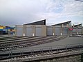 Bâtiment de la Cité du train, musée français du chemin de fer, à Mulhouse, pris depuis un TER Alsace